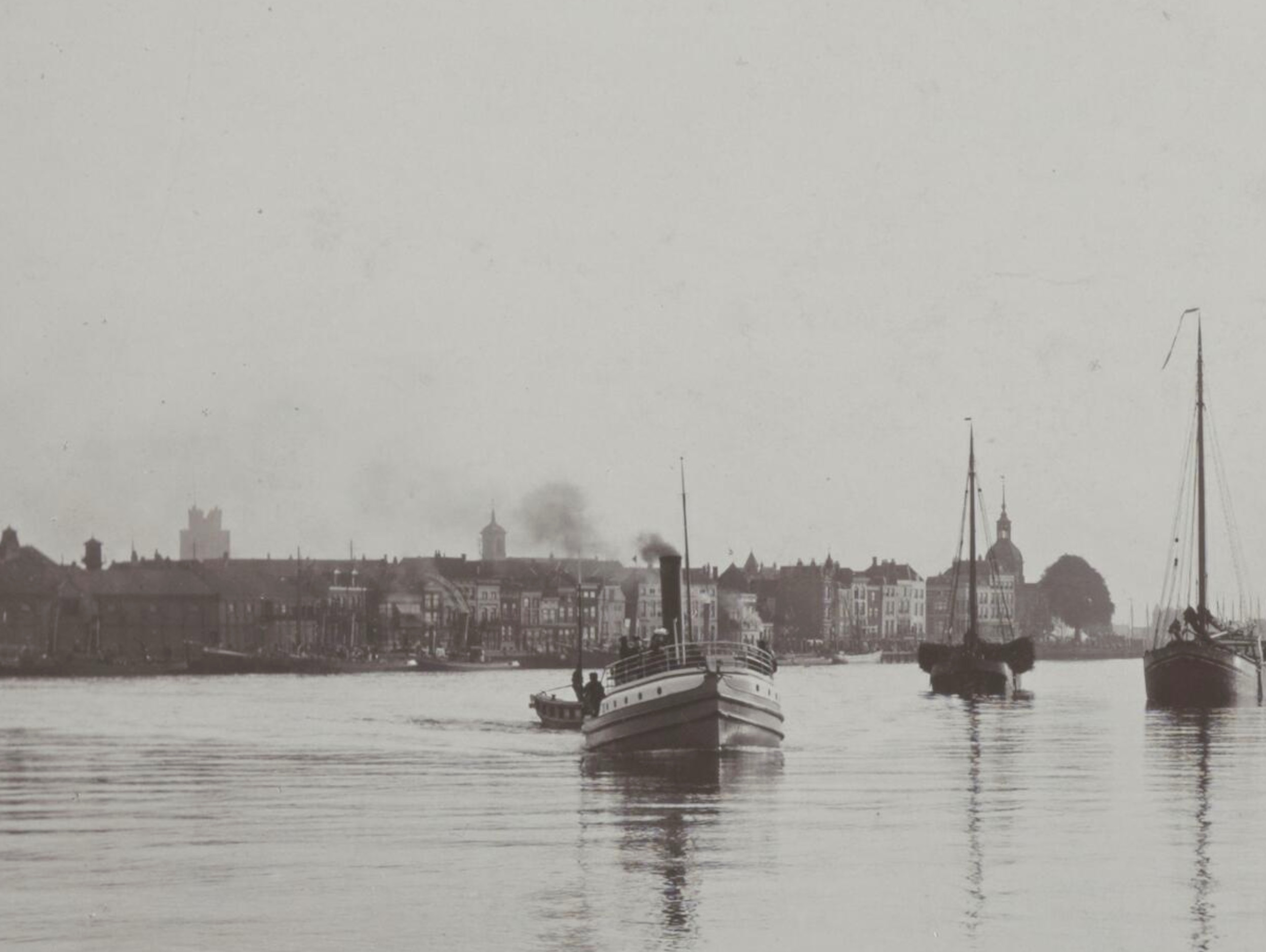 Foto Gezicht op de Merwede vanaf de Papendrechtse oever nabij de veersteiger uit ca. 1910